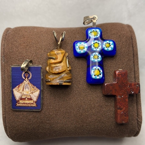 Set of miscellaneous religious necklace charms. - Picture 2 of 7